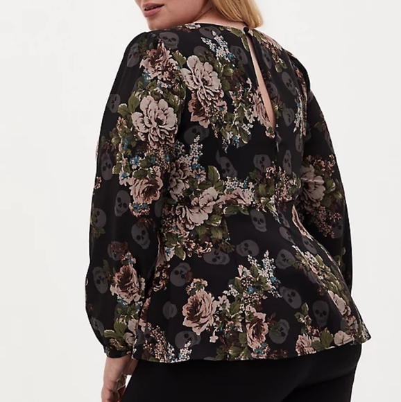 TORRID - BLACK SKULL FLORAL SWEETHEART PEPLUM TOP - Picture 4 of 6